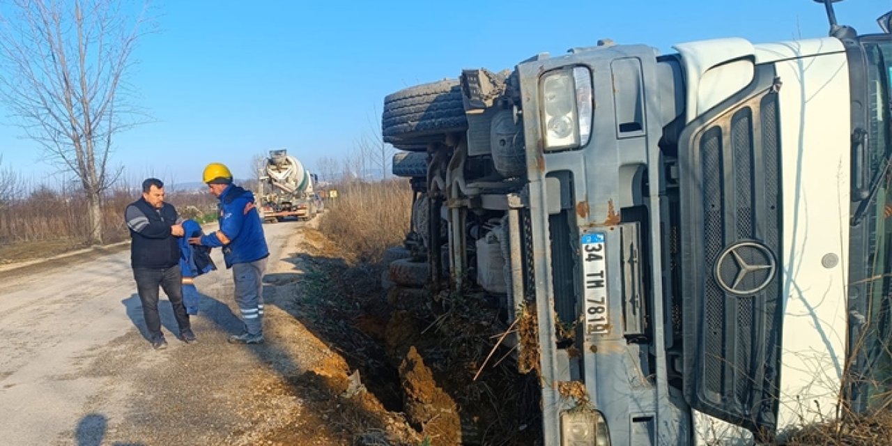 Devrilen beton mikserinin sürücüsü yaralandı