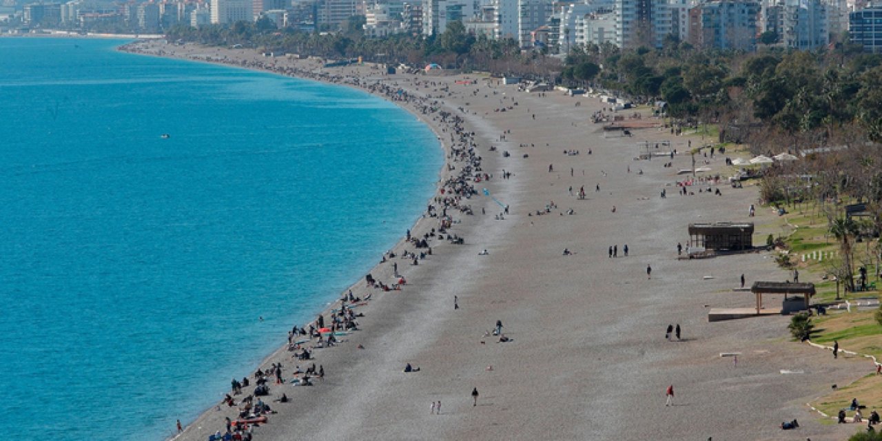 Antalya’da yazdan kalma günler: Konyaaltı sahili tatilcilerle dolup taştı