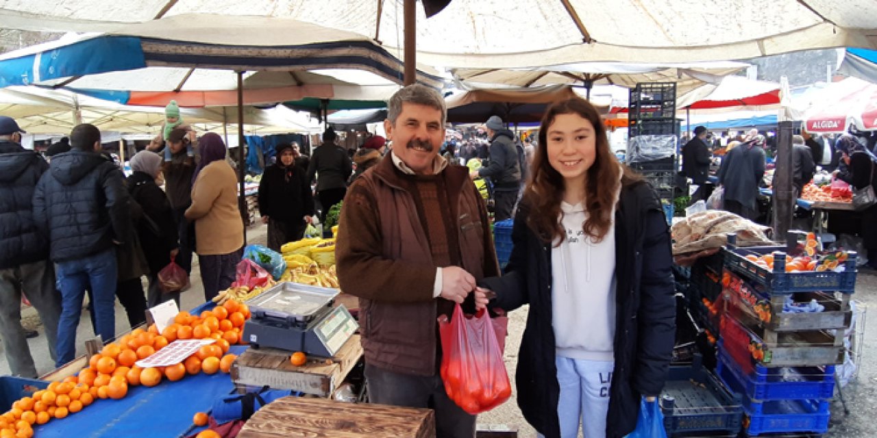 Esnaftan öğrenciye örnek davranış: Takdir getirene bedava meyve