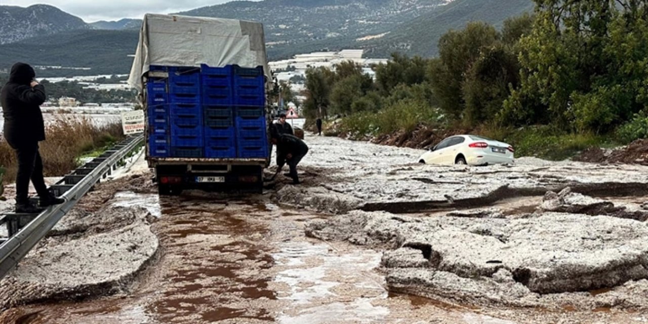 Antalya sele teslim oldu: Yollar ulaşıma kapandı