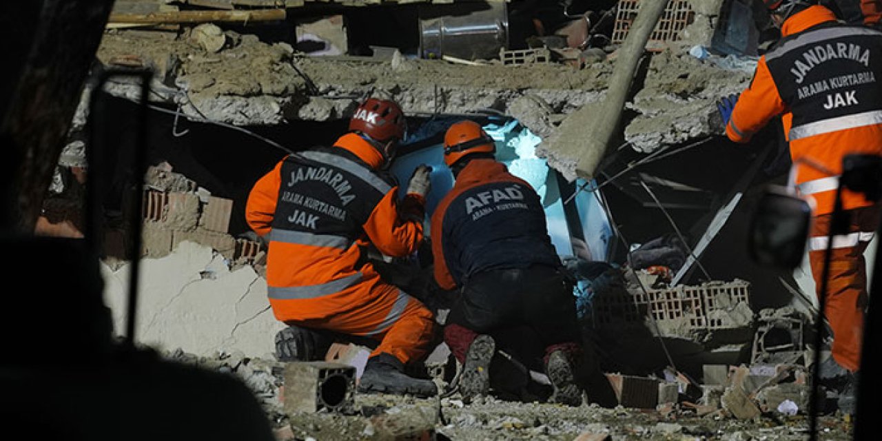 Konya'da çöken binadan 3 kişi kurtarıldı: 2 kişi enkazda aranıyor