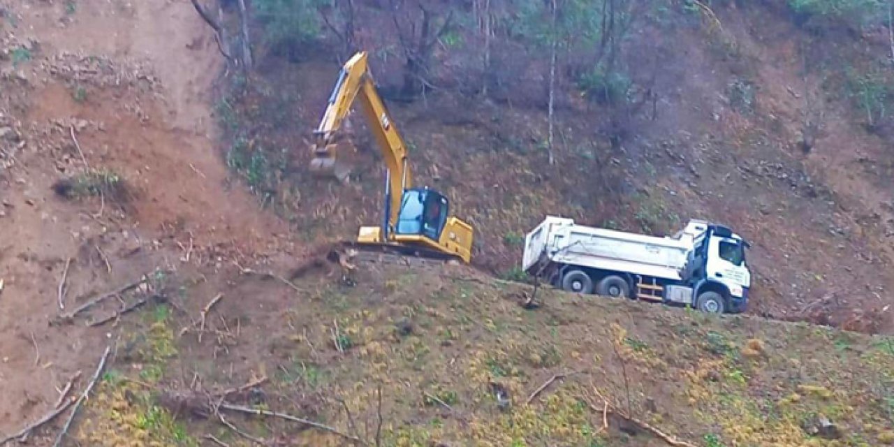 Giresun'da meydana gelen heyelan köy yolunu kapattı