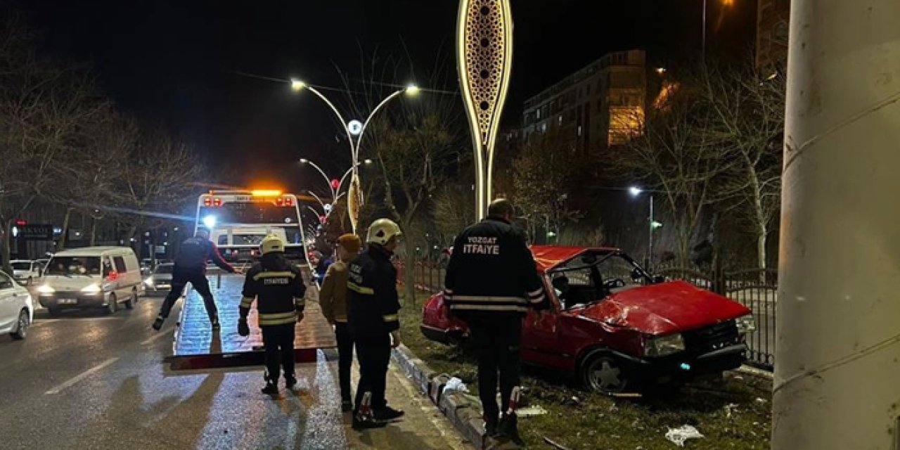 Yozgat'ta üst geçide çarpan otomobilde 4 kişi yaralandı