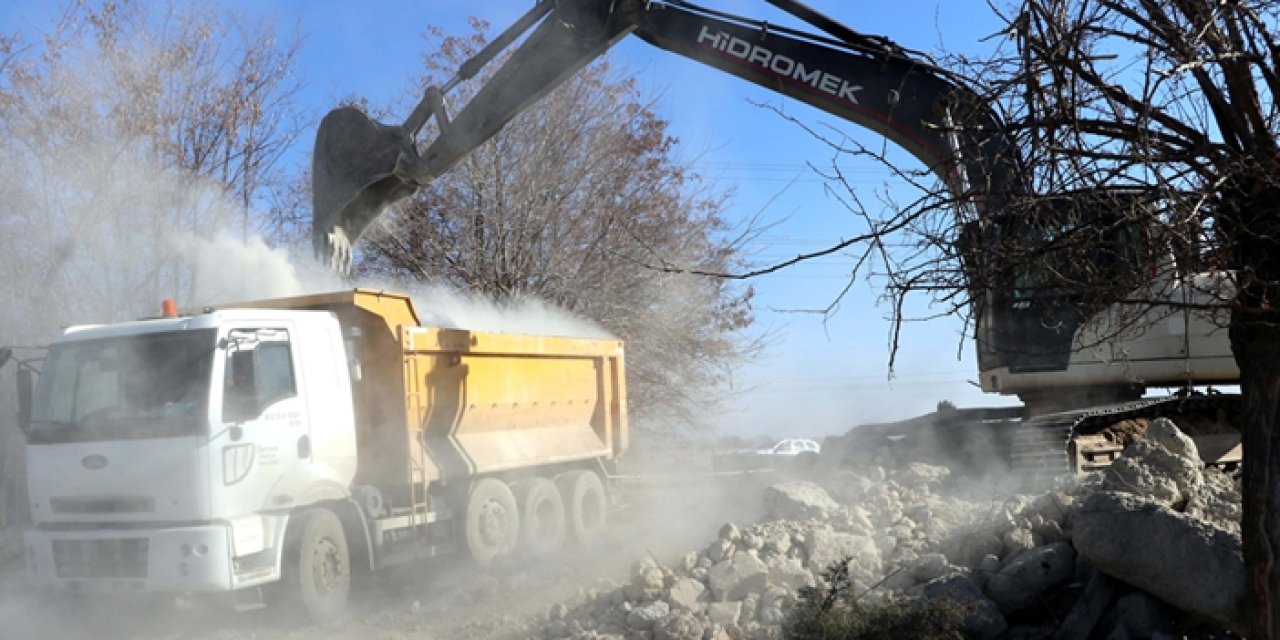 Elazığ’da deprem sonrası yıkım devam ediyor