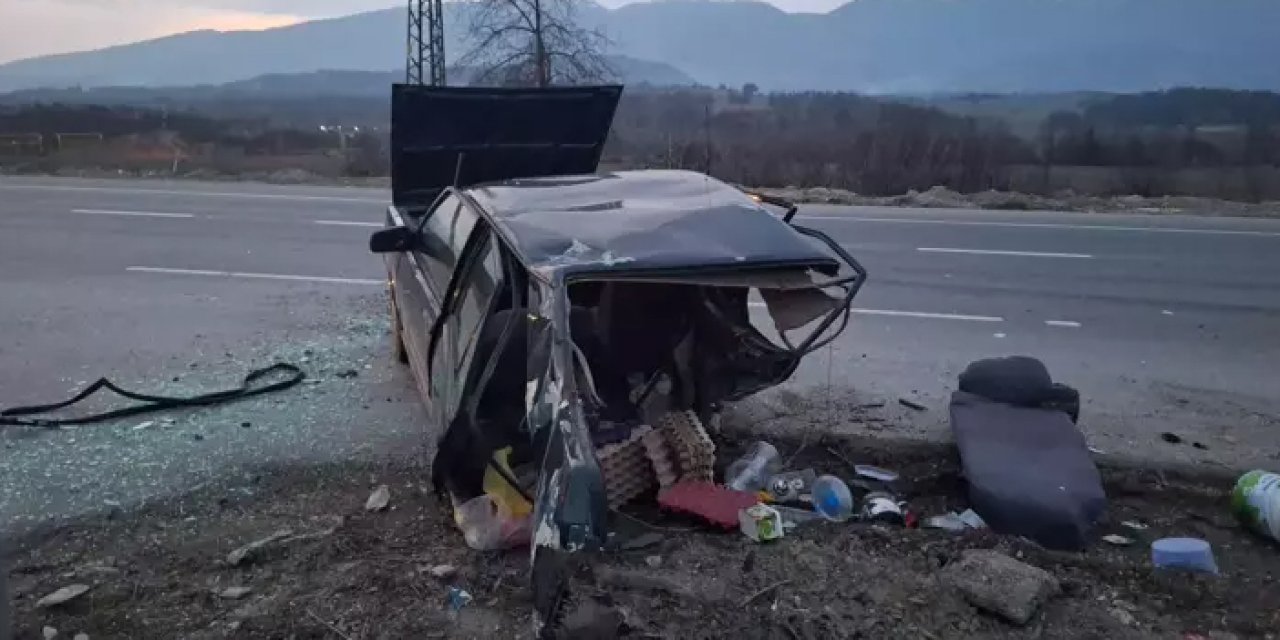 Otomobil ikiye bölündü içinden sağ çıktılar