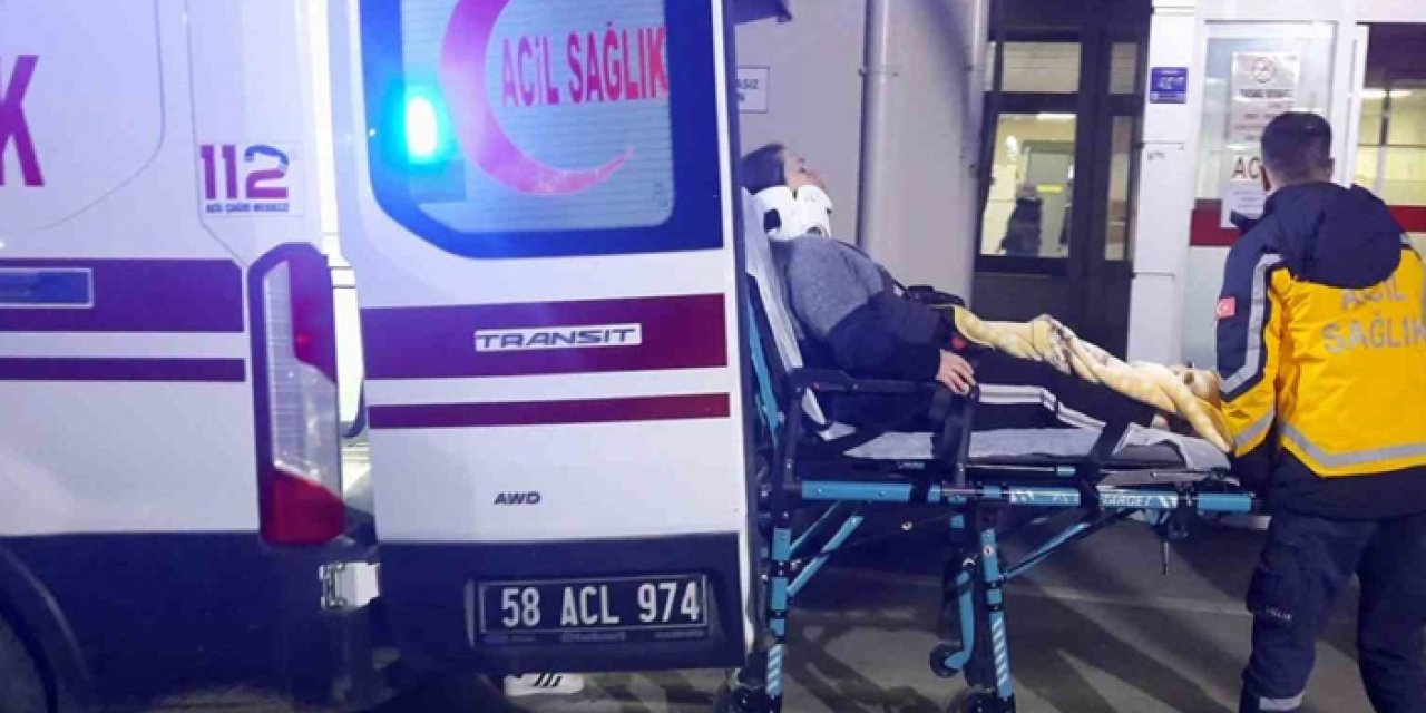 Sivas'ta Minibüs ile Hafif Ticari Araç Çarpıştı: 7 Yaralı