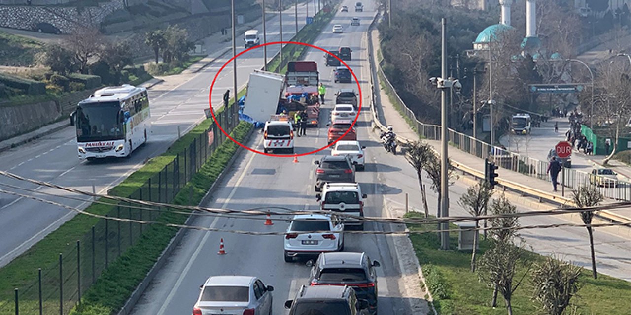 Bursa'da trafik kazası: TIR’dan düşen makine paneli yolu kapattı