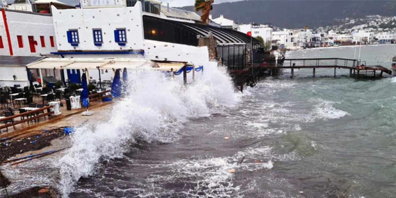 Bodrum’da fırtına ulaşımı aksattı