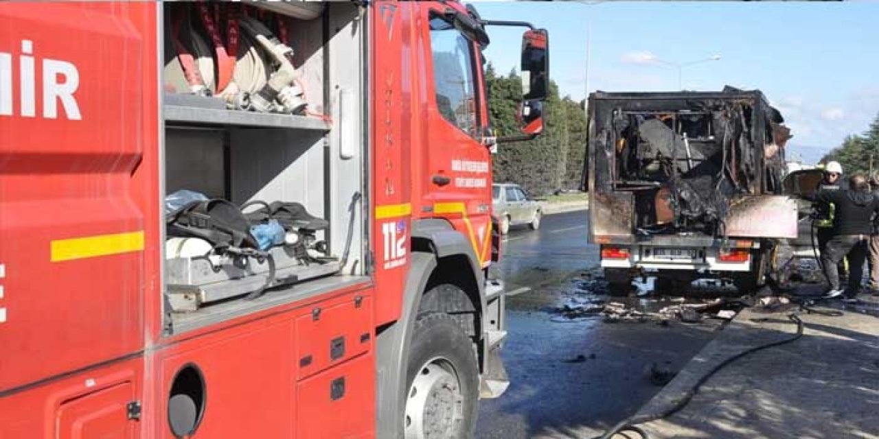 İzmir-Ankara Karayolu'nda Kamyonet Alev Alev Yandı: İtfaiye Müdahale Etti