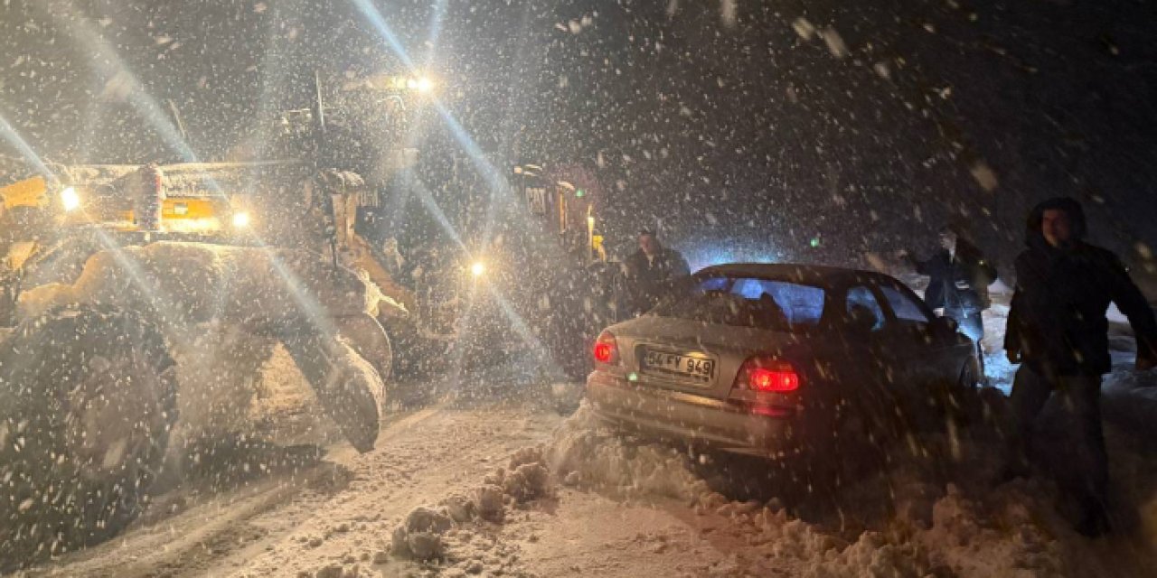 Sakarya'da yoğun kar yağışı trafiği olumsuz etkiledi