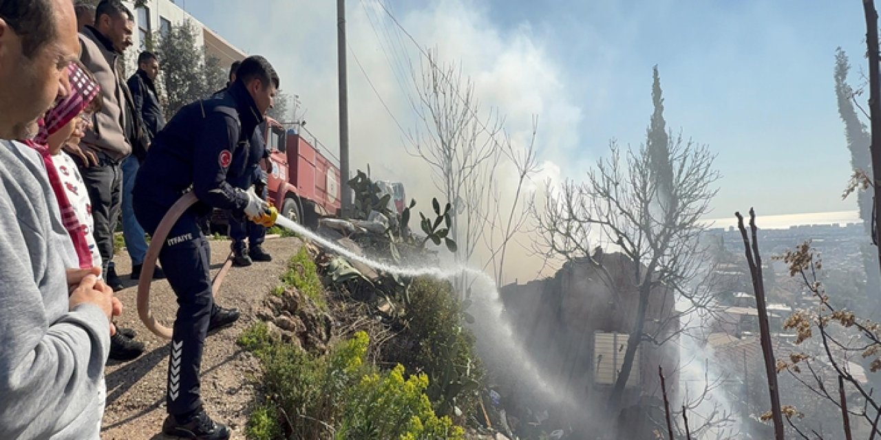 Yangından pencere camını kırarak kurtuldu; ev küle döndü