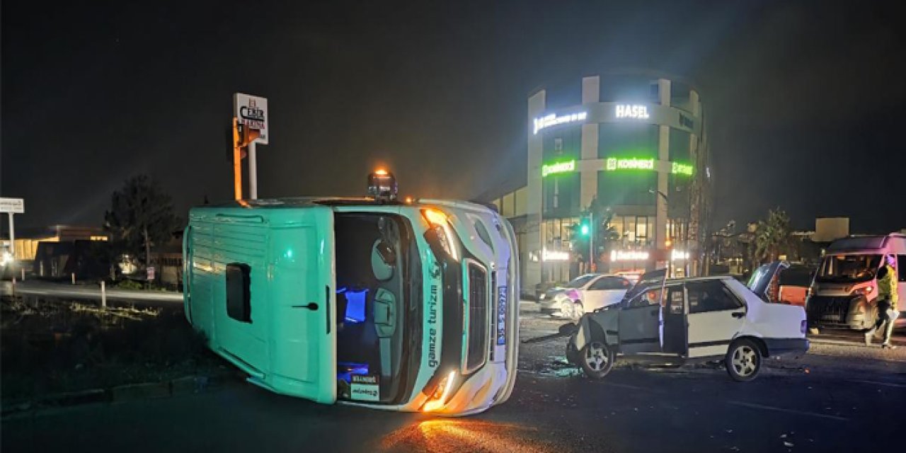 İzmir'de otomobille minibüs çarpıştı: 5 yaralı