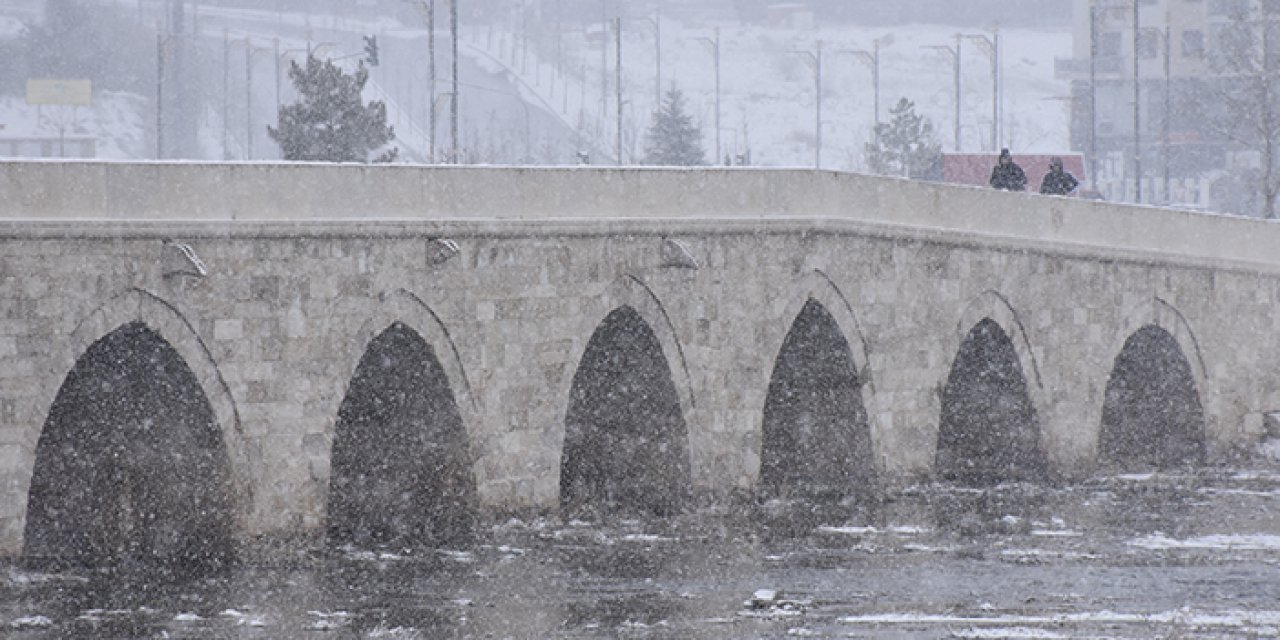 Sivas beyaza büründü: 33 yerleşim yerine ulaşım kapandı