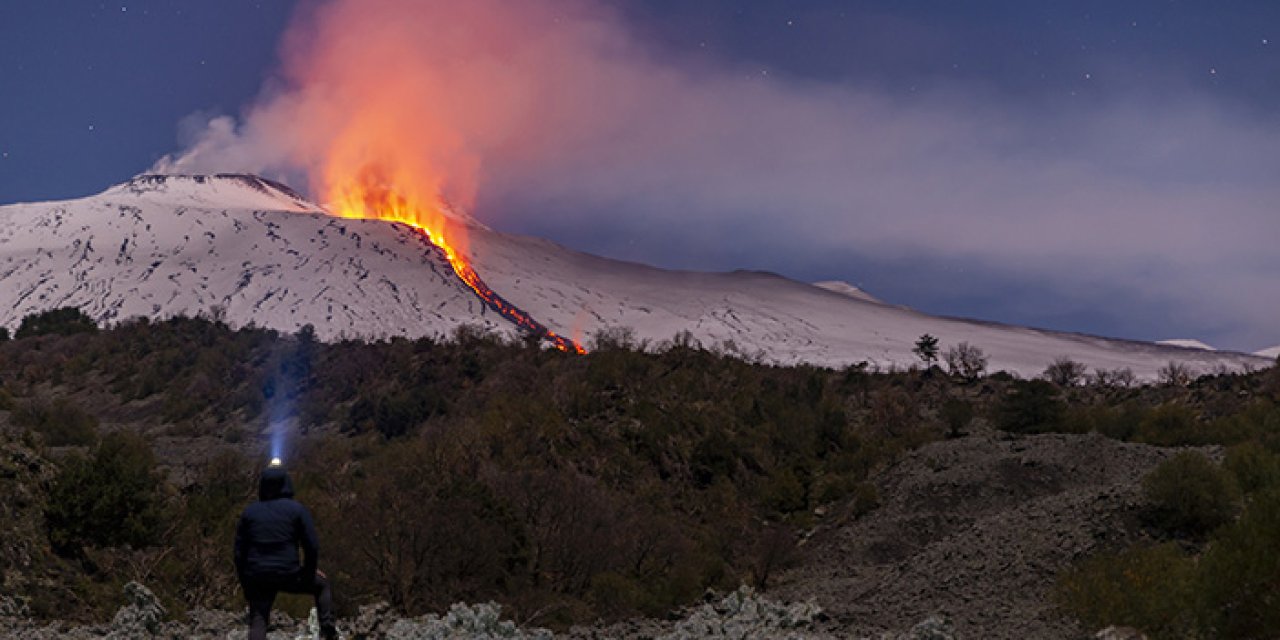 Etna Yanardağı'nda lav akışı devam ediyor