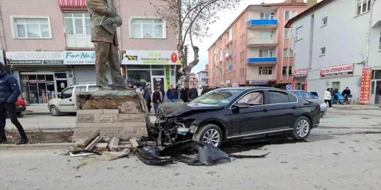 Konya’da Trafik Kazası: Otomobil Heykele Çarptı