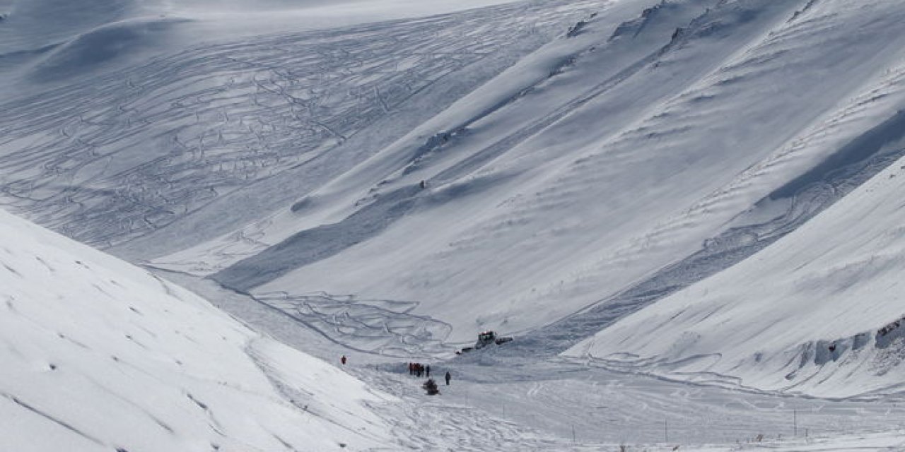 Yasaklı bölgede kayak yapan snowboardcuya ceza