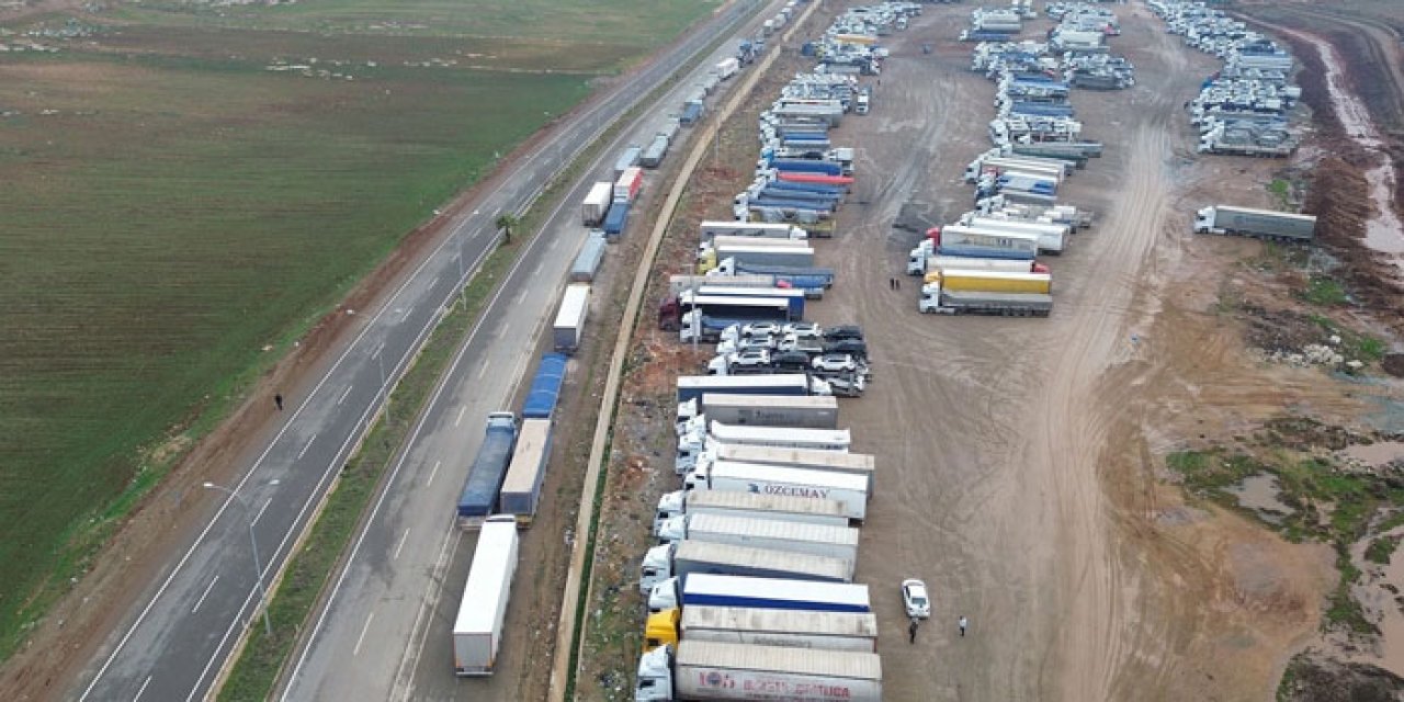 Hatay sınırında tır kuyrukları uzuyor