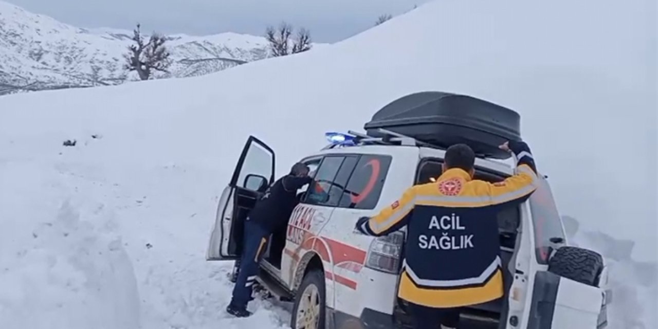 Ambulans kara saplandı, hastayı iş makinesi aldı