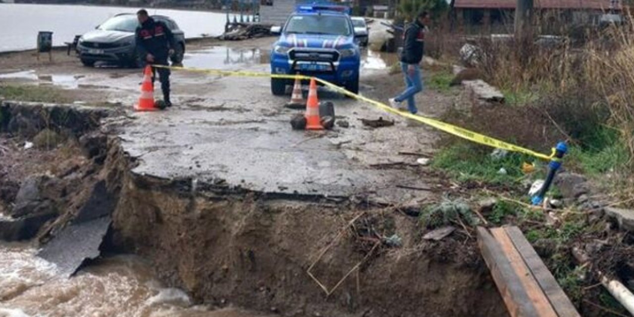 Çanakkale’de yoğun yağış sonrası köprü çöktü