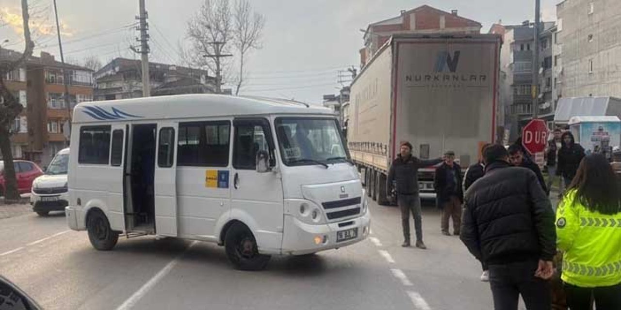 Minibüsle Çarpışan Motosikletteki Çift Yaralandı