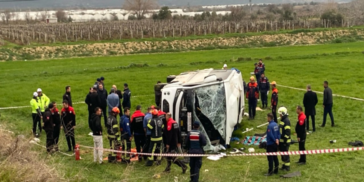 İzmir’den Denizli’ye giden midibüs tarlaya uçtu: 2 ölü, 26 yaralı