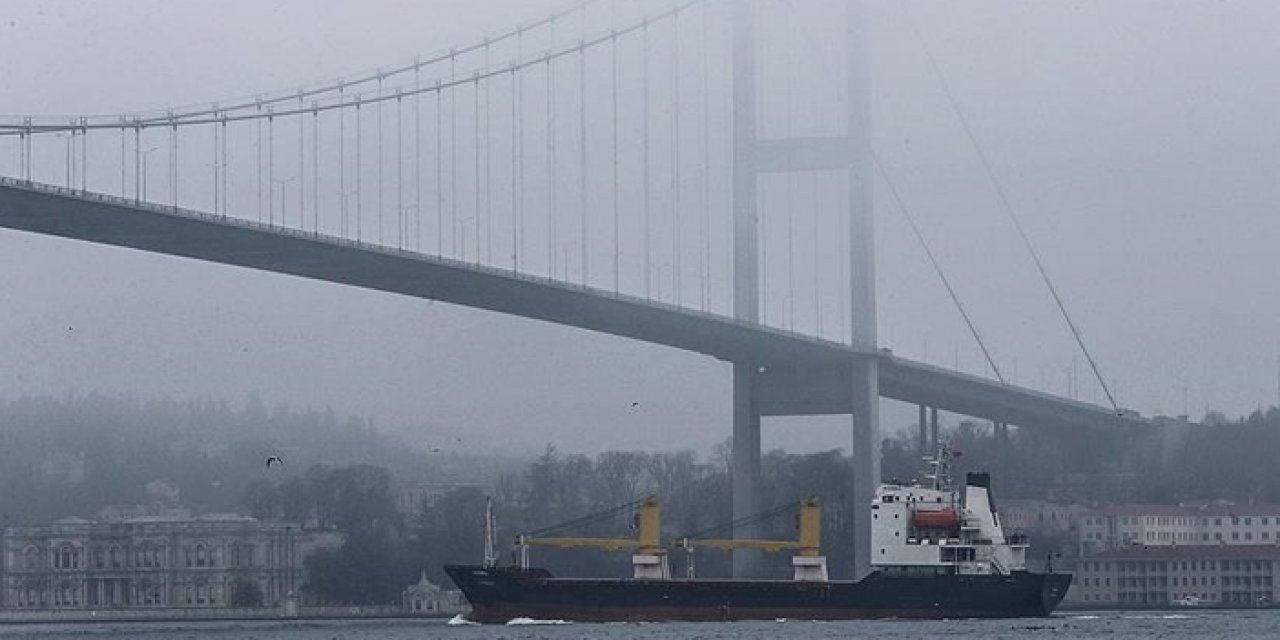 İstanbul Boğazı'nda gemi trafiğine sis engeli