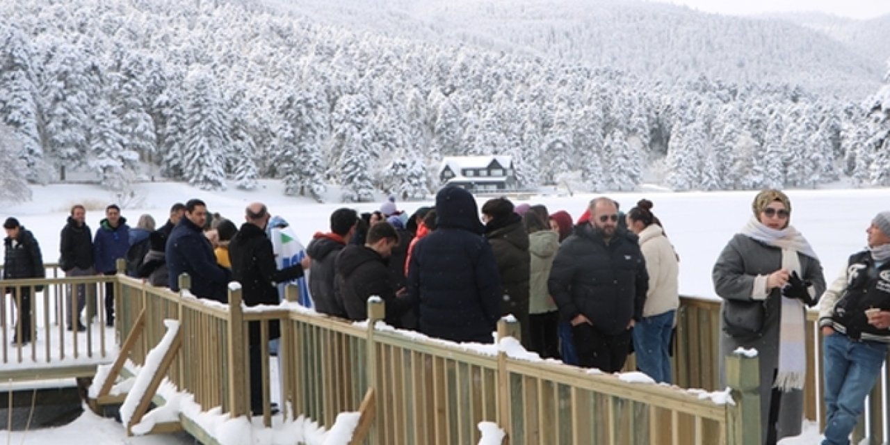 Bolu'da ziyaretçiler kızak keyfi yaptı