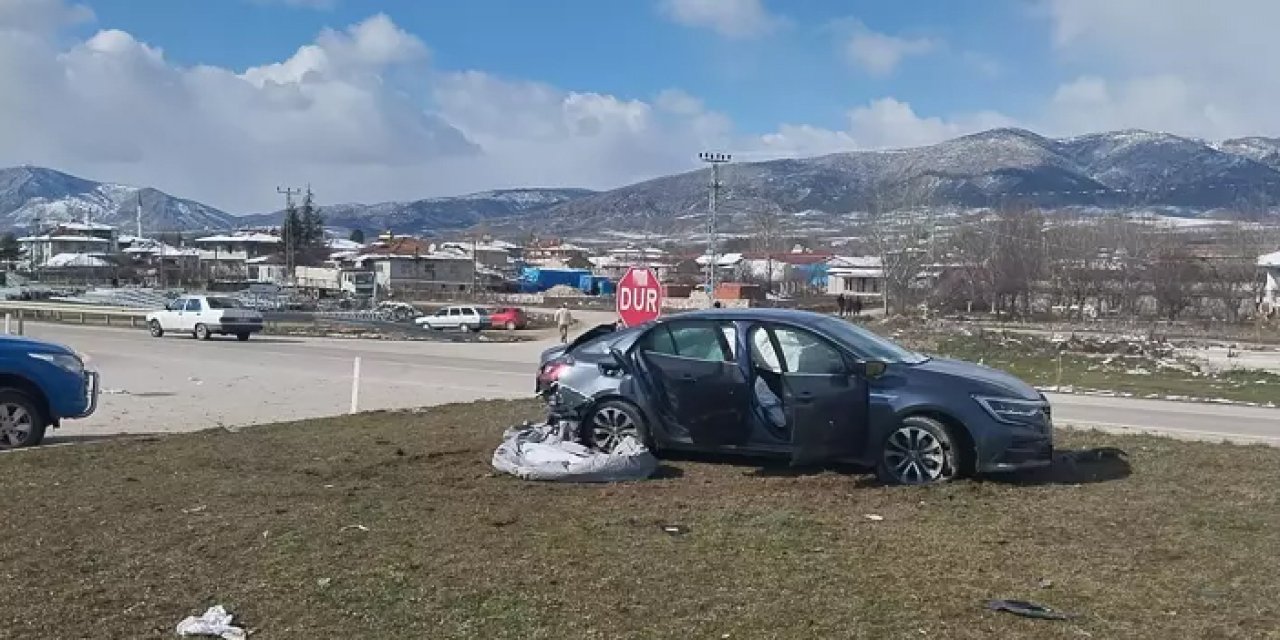 Otomobil ile taksi çarpıştı; 5 yaralı