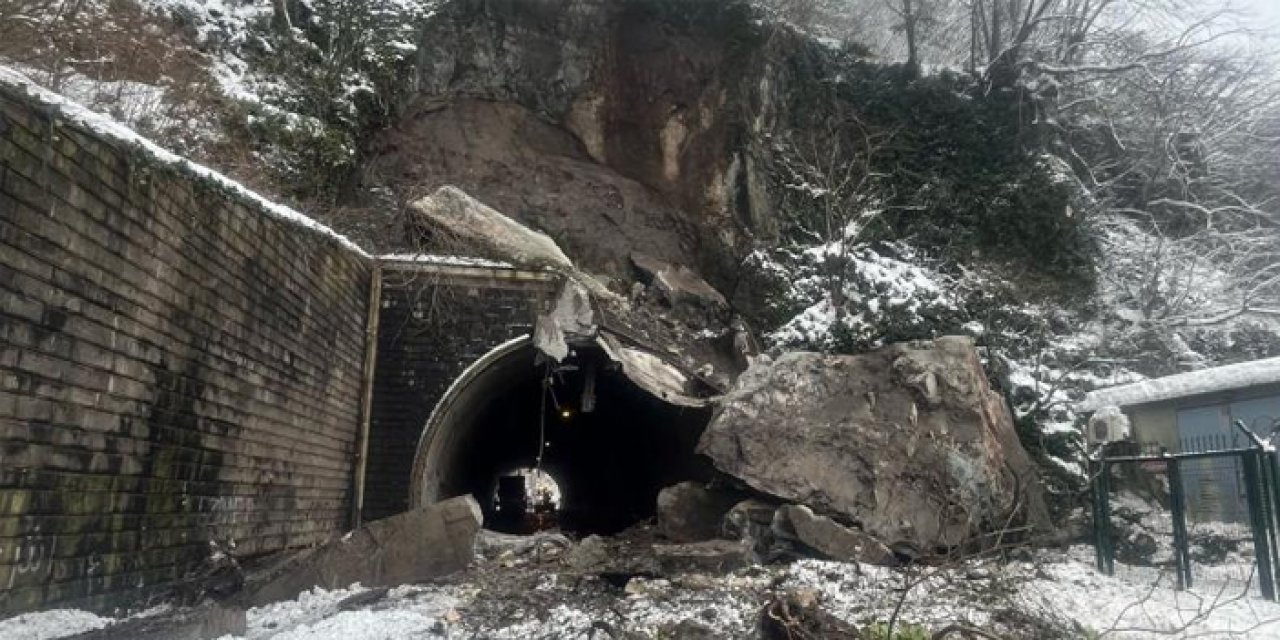 Karadeniz Sahil Yolu’nda heyelan: Ulaşım aksadı