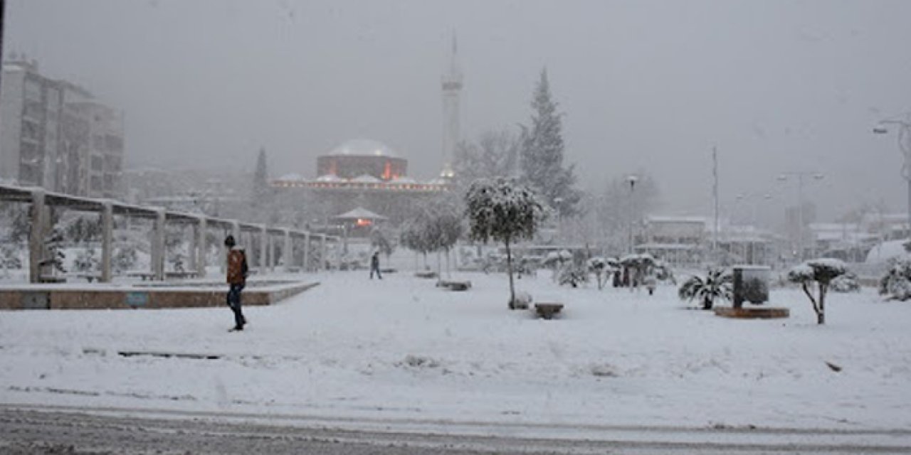 Manisa'ya 3 yıl sonra kar yağdı