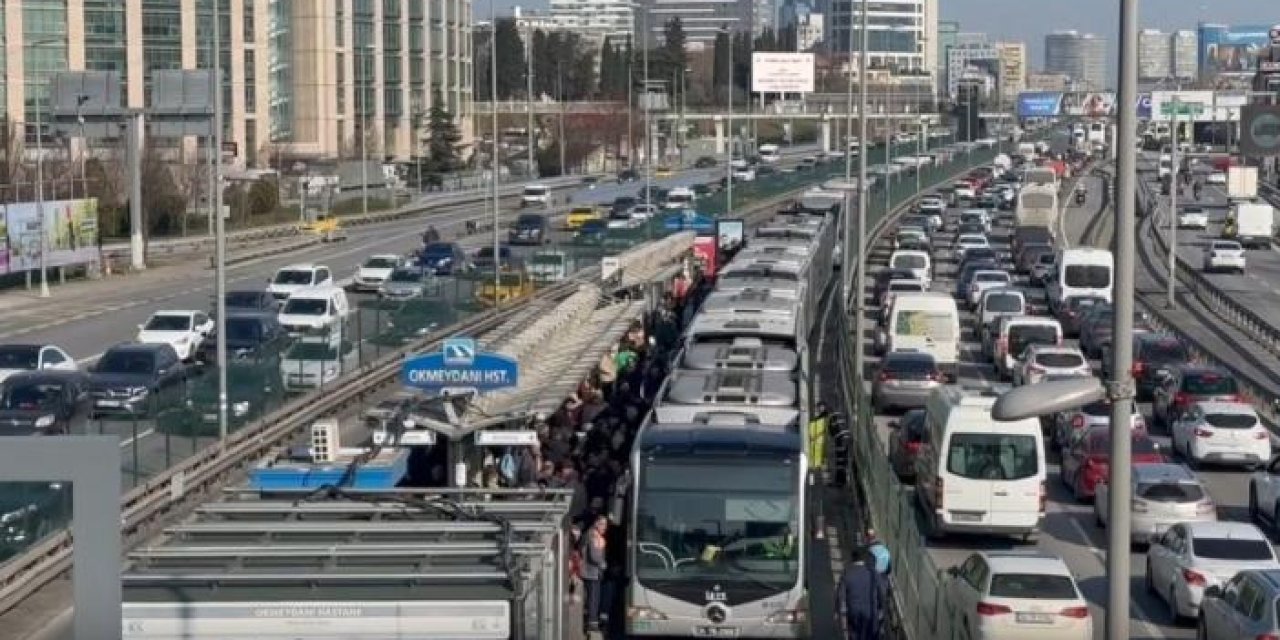 Arızalanan metrobüs trafikte aksamaya neden oldu