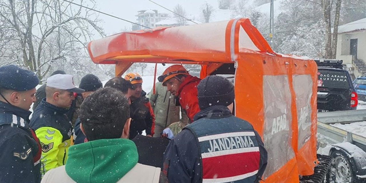 Rize’de kar nedeniyle kapanan köy yolu açıldı