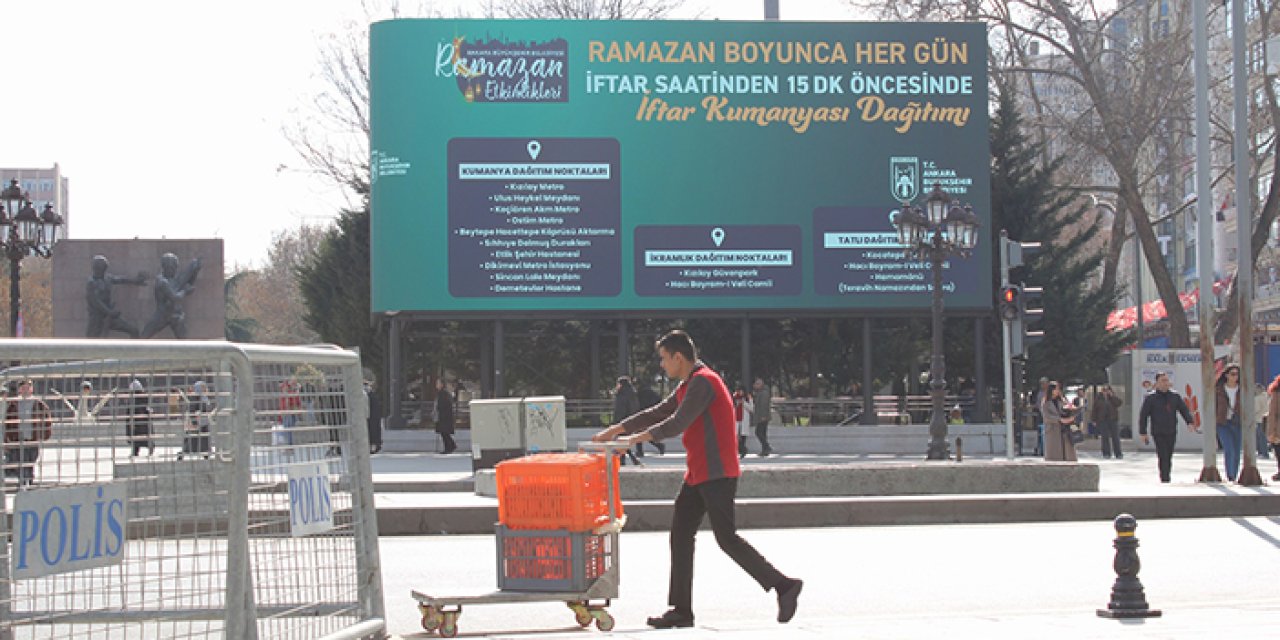 Ankara’daki dev ekrana geçici denilmişti: Reklam yayınlamaya devam ediyor