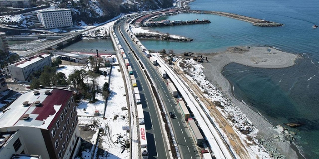 Sarp Sınır Kapısı yolunda tır kuyruğu oluştu