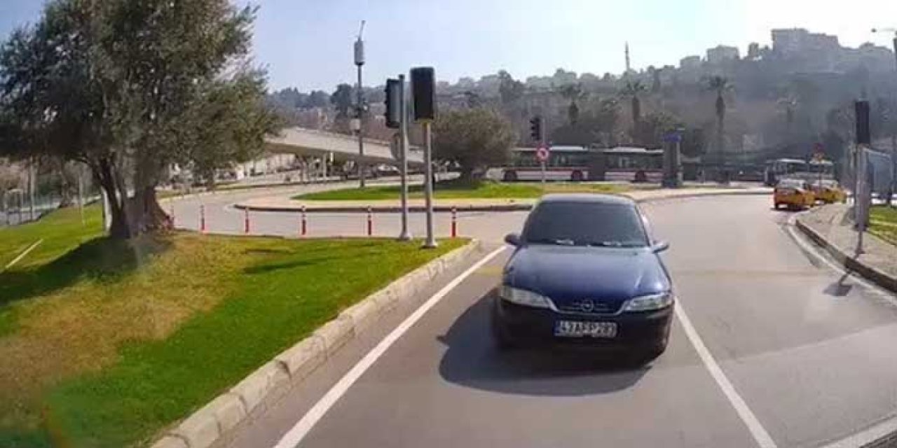 İzmir trafikte tehlike saçtı: Ters yönde ilerledi