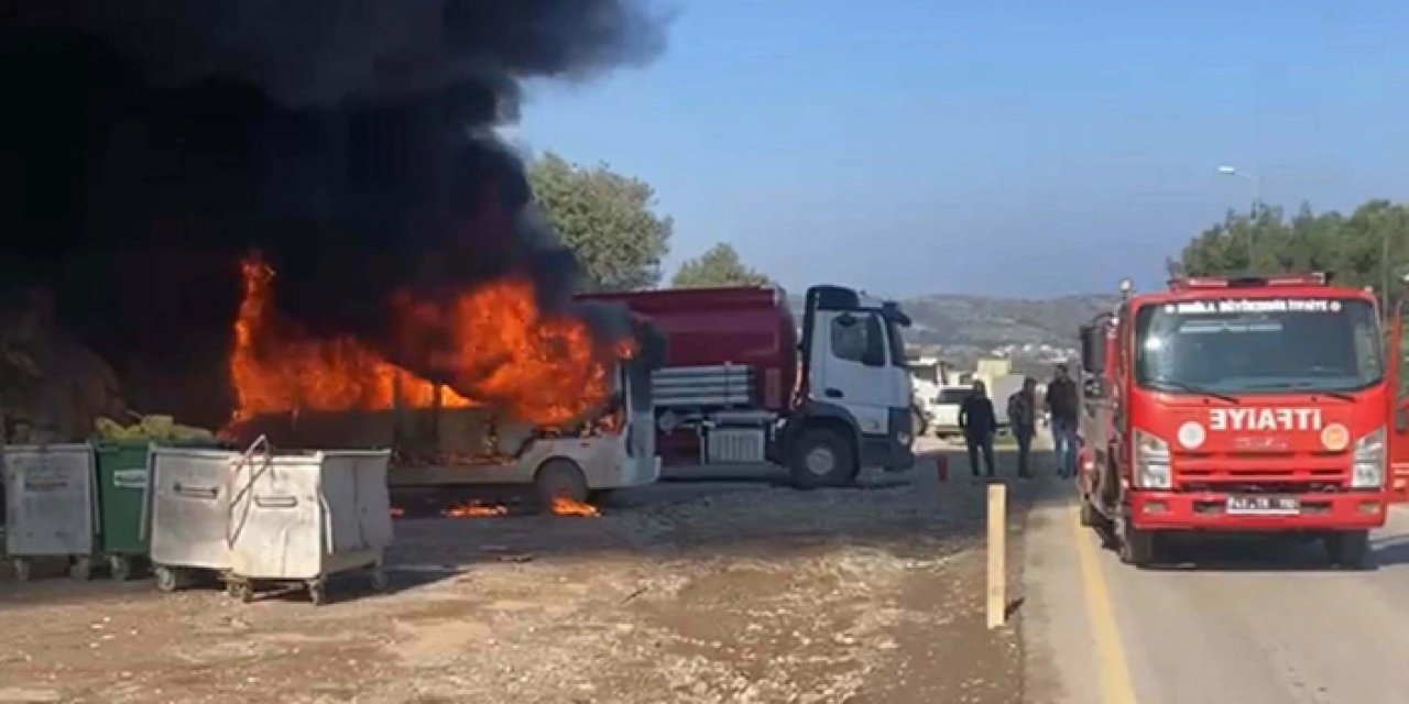 Bodrum’da park halindeki minibüste yangın çıktı