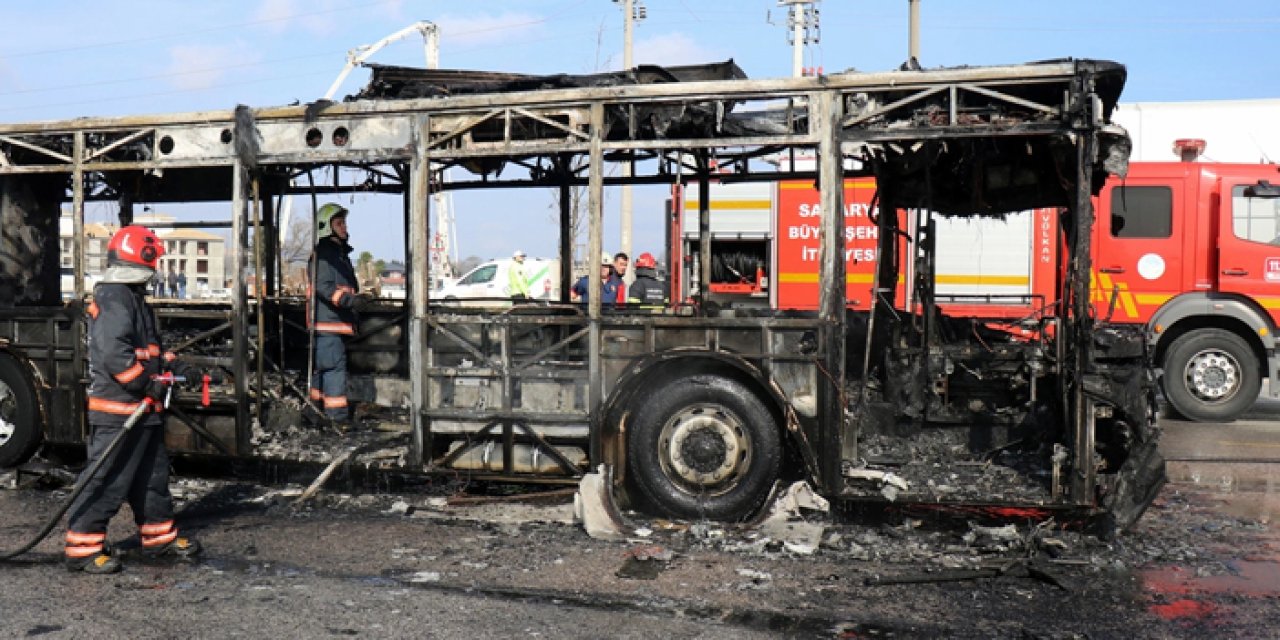 Sakarya’da belediye otobüsü alev topuna döndü