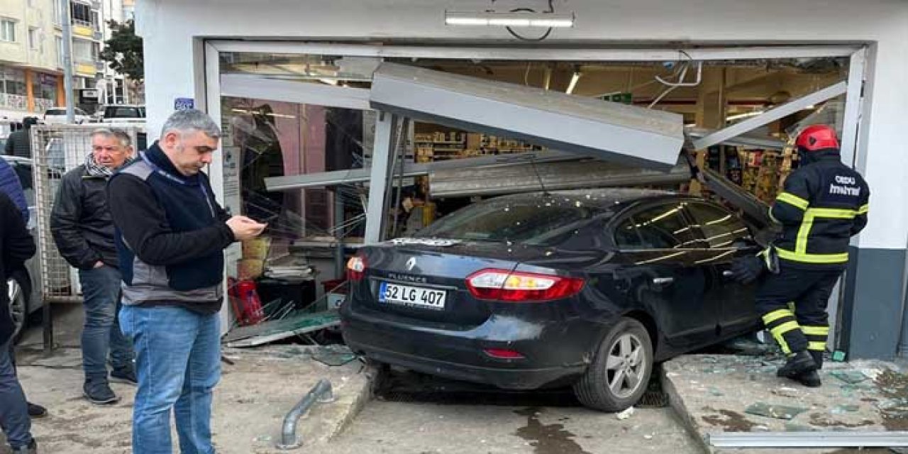 Ordu'da otomobil, markete daldı; 3 yaralı