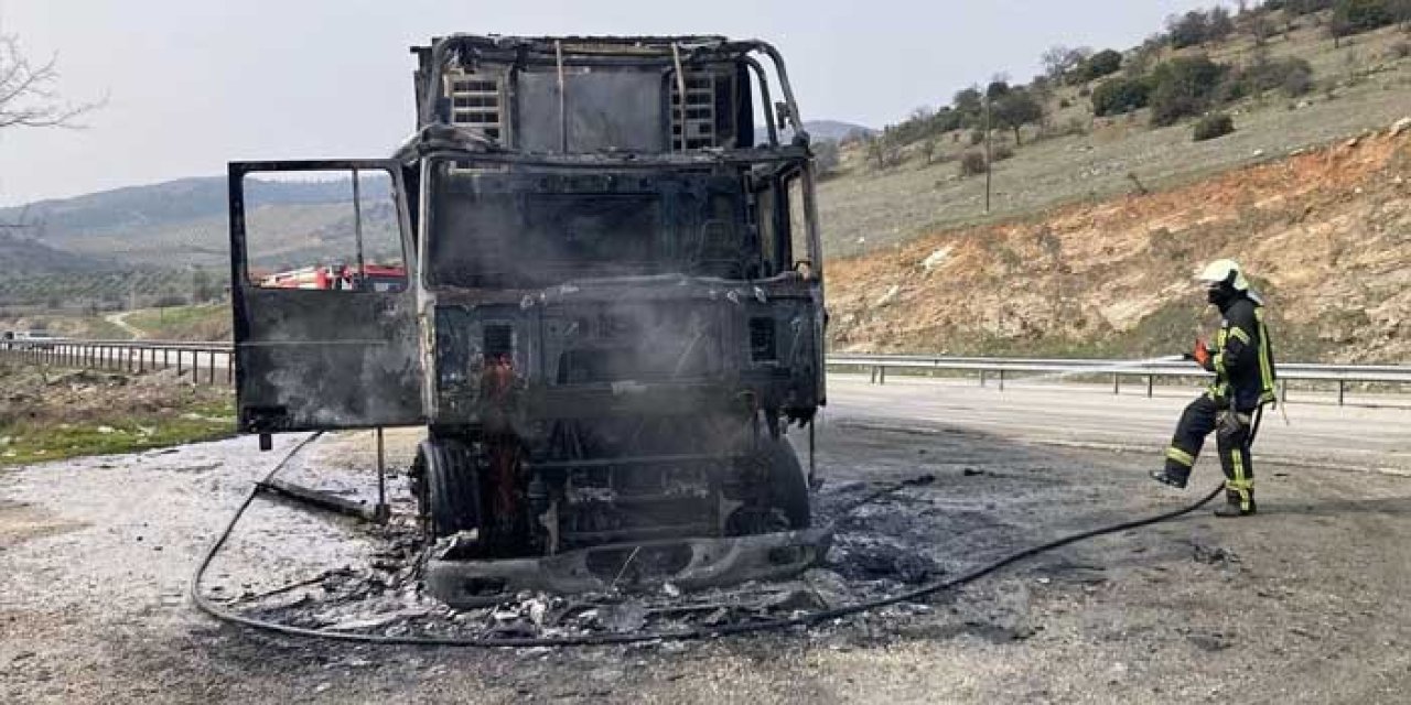 Manisa'da Tır Alev Aldı, Dakikalar İçinde Küle Döndü!