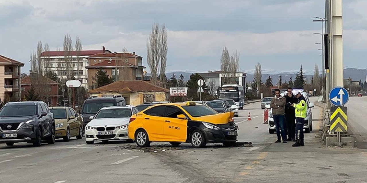 Ankara'da otomobil ile taksi çarpıştı: 5 yaralı