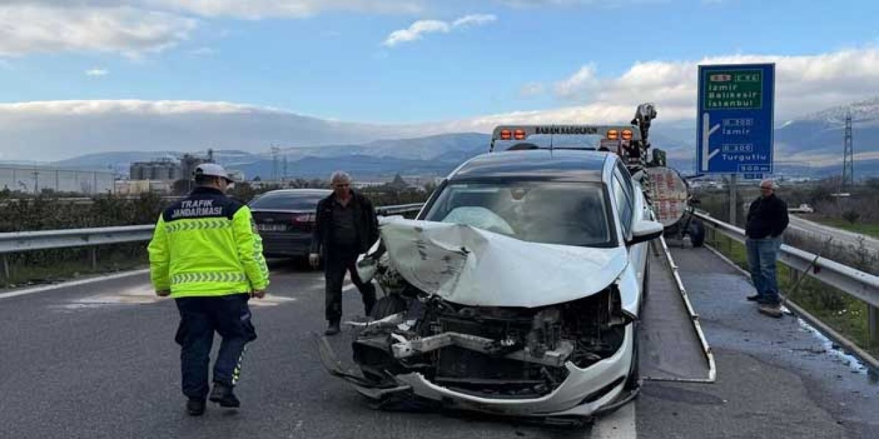 İzmir'de otomobil traktöre arkadan çarptı! 2 yaralı