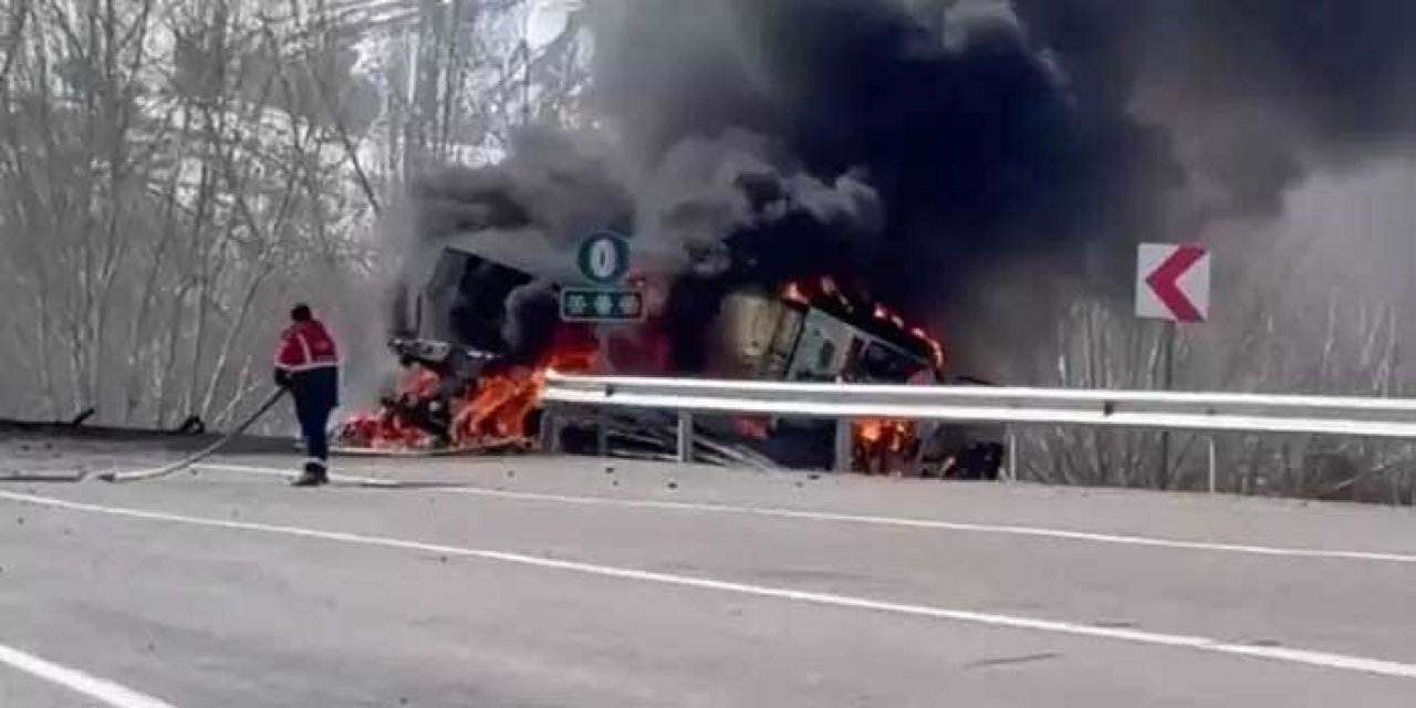 TIR devrildi, üzerindeki iş makinesi alev aldı; 3 yaralı