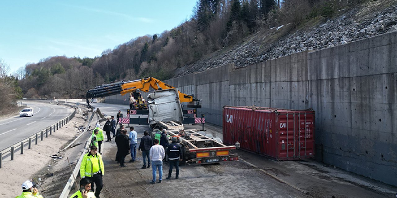 Bursa'da TIR devrildi: Sürücü yaralandı