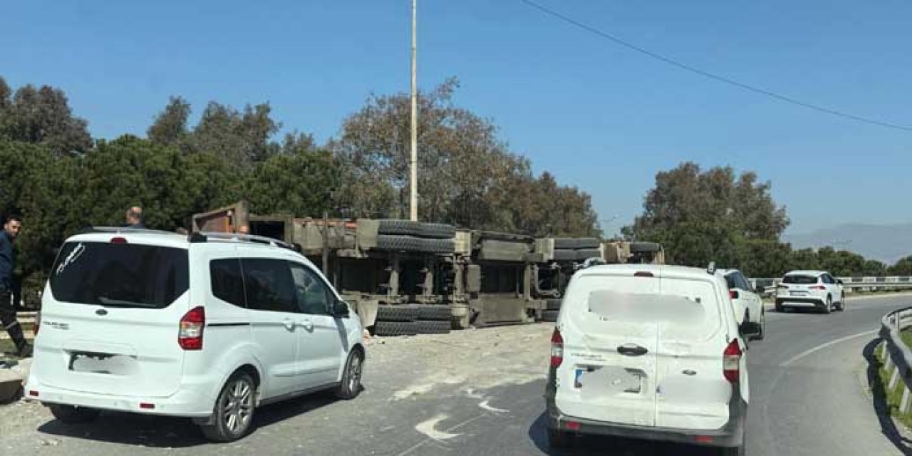 İzmir Konak’ta TIR Devrildi: Trafik Kapandı