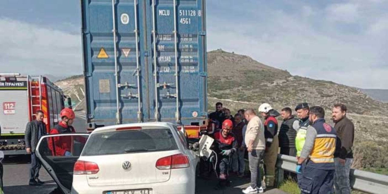 İzmir'de Ölümlü Kaza: Tıra Çarpan Otomobilin Sürücüsü Olay Yerinde Can Verdi