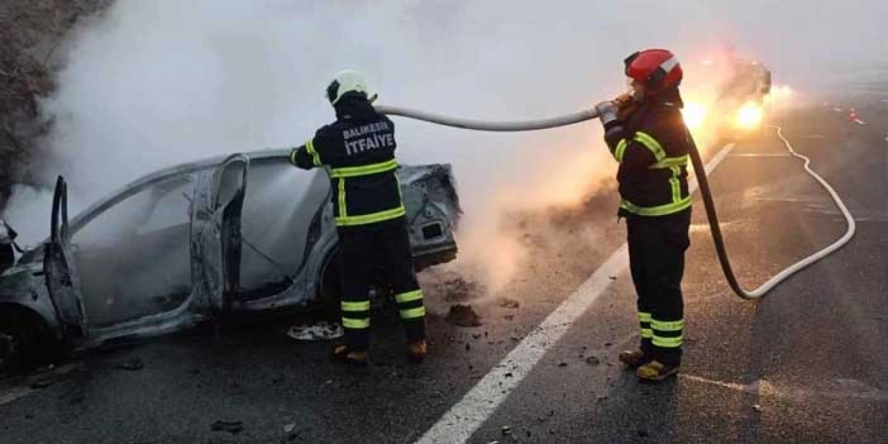 İzmir'de Korkunç Kaza: Otomobil Alev Alev Yandı, Sürücü Ağır Yaralı