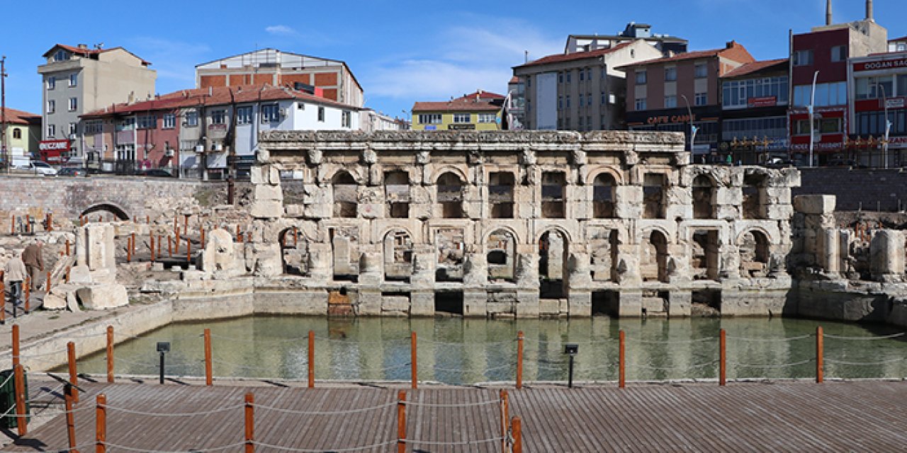 Mimarisi göz kamaştırıyor: Tarihi Roma hamamı dolup taşıyor