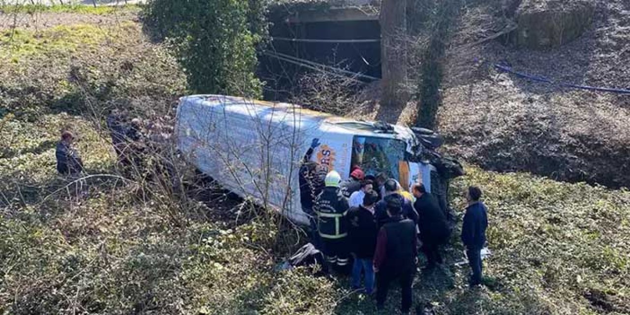 Çocuk sporcuları taşıyan minibüs kaza yaptı, 7 yaralı