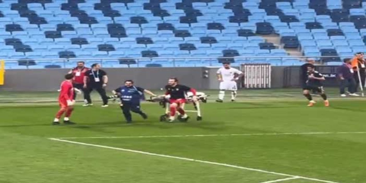 Baygınlık geçiren futbolcuya sedyeyi kulüp personeli taşıdı