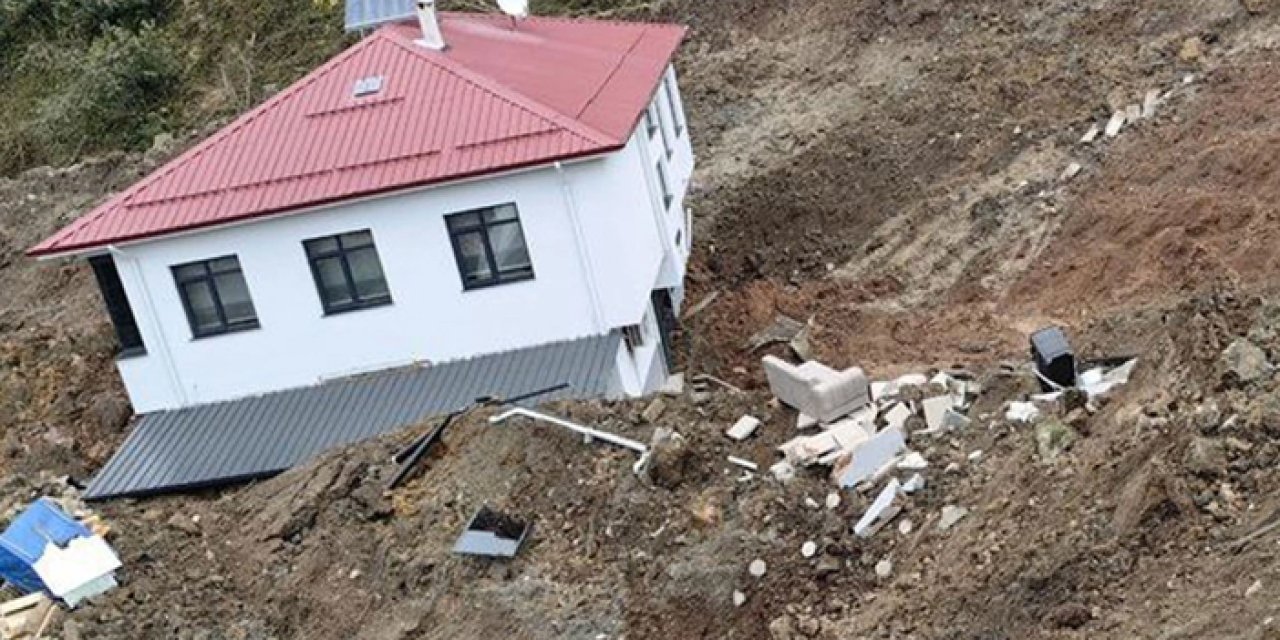 Artvin’de heyelan: 2 katlı ev 50 metre sürüklendi